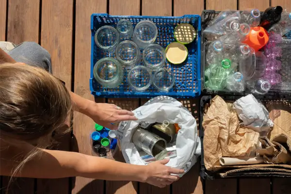 Maneiras Criativas de Reutilizar Materiais Recicláveis ​​em Viagens Sustentáveis ​​com a Família nas Férias de Verão