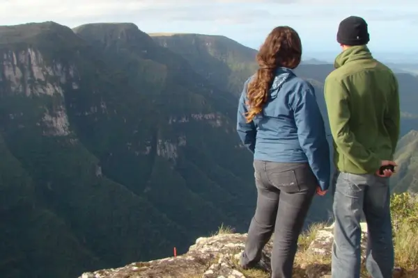Roupas de Viagem Sustentáveis para Nômades Digitais: Conforto e Estilo em Qualquer Lugar