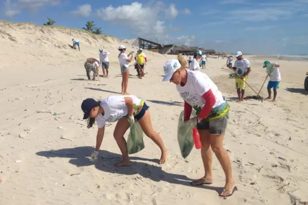 Benefícios do Turismo Sustentável em Pequenas Cidades Costeiras: Como Programas de Limpeza de Praias Transformam Comunidades